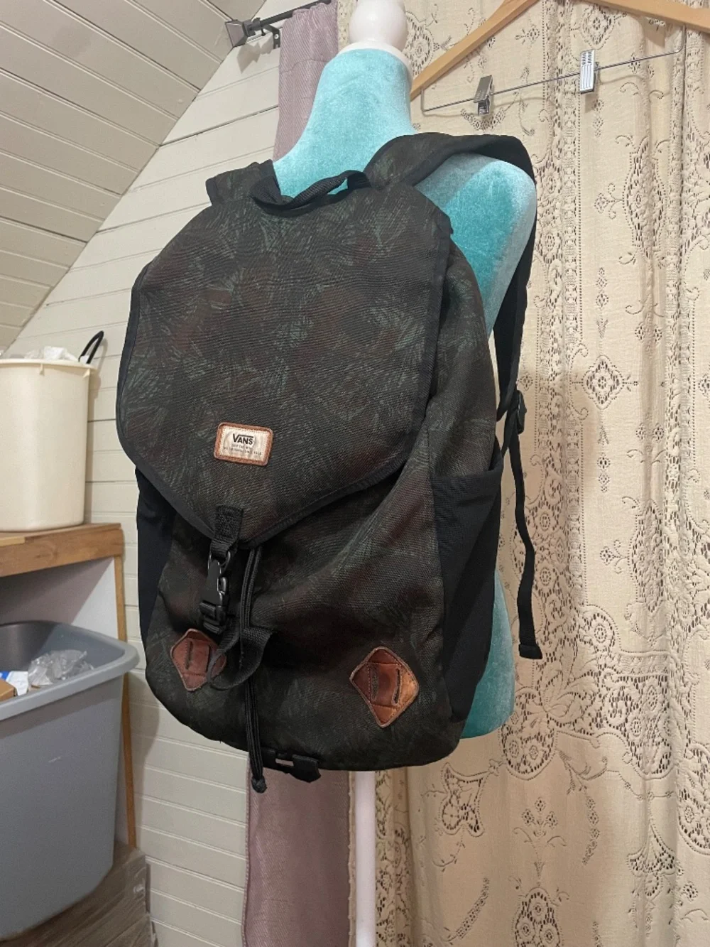 Vans: Nelson backpack in a tropical leave pattern